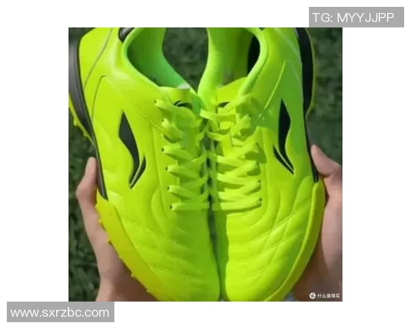 经典复古设计男款足球鞋重现经典球星风采舒适与性能并存