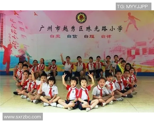 足球明星与小球迷的梦想之旅从相遇到成长的温暖故事